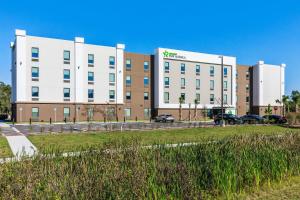 un gran edificio blanco frente a un aparcamiento en Extended Stay America Premier Suites - Tampa - Fairgrounds - Casino en Tampa