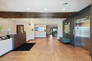 タンパにあるExtended Stay America Premier Suites - Tampa - Fairgrounds - Casinoの煉瓦のオフィスロビー