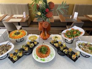 una mesa con muchos tipos diferentes de comida en ella en Le Ndiambour Hôtel et Résidence en Dakar