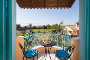 Rõdu või terrass majutusasutuses Poseidon Suites by CorfuEscapes