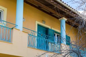 Rõdu või terrass majutusasutuses Poseidon Suites by CorfuEscapes