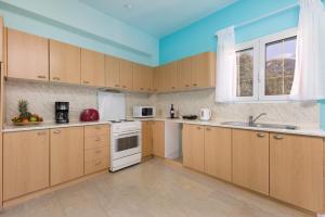 Köök või kööginurk majutusasutuses Poseidon Suites by CorfuEscapes