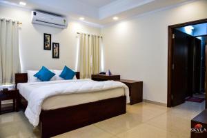 Katil atau katil-katil dalam bilik di SKYLA Service Apartment Road No.10 Banjara Hills Near Indo-American Hospital