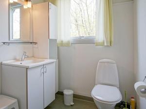 アリンエにある8 person holiday home in Allingeのバスルーム(トイレ、洗面台付)、窓が備わります。