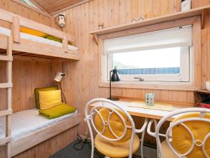 ein kleines Haus mit einem Schreibtisch und Etagenbetten in der Unterkunft Seaside Serenity in Blokhus-By Traum in Blokhus + 38 Fotos