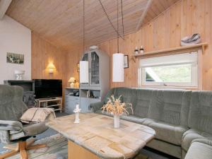 ein Wohnzimmer mit Sofa und Tisch in der Unterkunft Seaside Serenity in Blokhus-By Traum in Blokhus