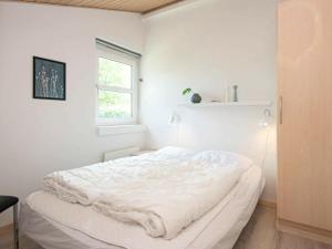 une chambre blanche avec un lit blanc avec une fenêtre dans l'établissement Luxury Retreat with Pool - By Traum Ferienwohnungen, à Sønderby