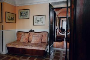 A seating area at La Foresteria di Palazzo Picedi Benettini
