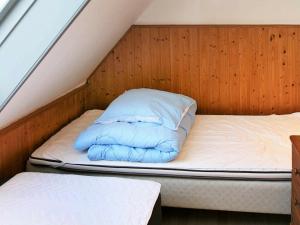 スヴァネケにあるTwo-Bedroom Holiday home in Svaneke 4のベッド(枕付)が備わる客室です。