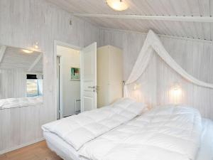 リンケビングにあるHoliday home Ringkøbing XVIIの白いベッドルーム(大きな白いベッド付)
