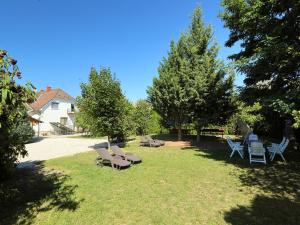 Vonkajšia záhrada v ubytovaní Apartment Moni 1 by Interhome