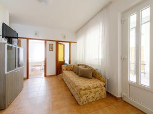 Televízia a/alebo spoločenská miestnosť v ubytovaní Apartment Moni 1 by Interhome