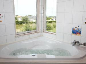 y baño con bañera y ventana. en 6 person holiday home in J gerspris, en Frederikssund