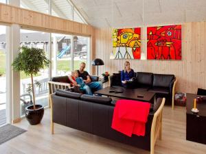 16 person holiday home in Sydals في Høruphav: مجموعة من الناس يجلسون على أريكة في غرفة المعيشة