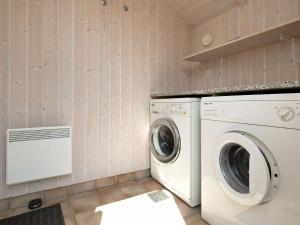 uma máquina de lavar e secar roupa numa lavandaria em 8 person holiday home in Idestrup em Bøtø By
