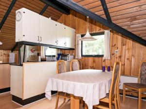 cocina y comedor con mesa y sillas en 5 person holiday home in Ansager en Ansager