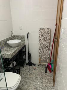 La salle de bains est pourvue d'un lavabo et de toilettes. dans l'établissement Locking's Lourdes 1, à Belo Horizonte