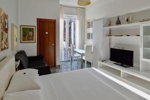 ミラノにあるAiello Suites Executiveの白いベッドルーム(ベッド1台付)、リビングルーム