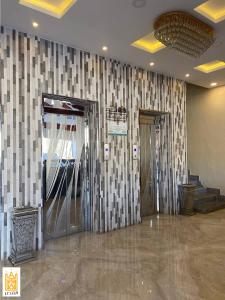 een lobby met twee liften in een gebouw bij The Palace Hotel Suites in Abha