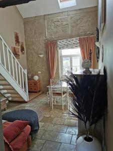 ein Wohnzimmer mit einer Treppe und einem Tisch in der Unterkunft Cépage de la Tourelle in Ways
