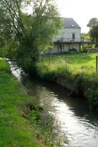 WaysにあるCépage de la Tourelleの家を背景にした川