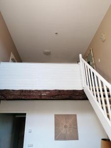 una escalera en una casa con una escalera blanca en Cépage de la Tourelle en Ways
