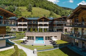 una vista aérea de un complejo con piscina en Wildkogel Resorts - DAS Wildkogel en Bramberg am Wildkogel