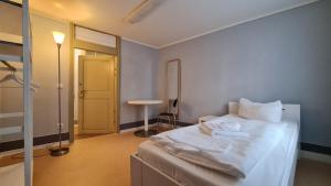 Postel nebo postele na pokoji v ubytování Hotel Cranach-Herberge City Centre