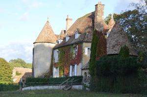 an old house with ivy on the side of it at Gîte de Boutissaint, au cœur du Parc in Treigny
