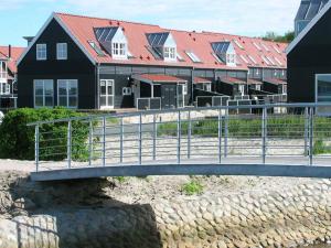 ヒュールスミンネにある6 person holiday home in Juelsmindeの川橋