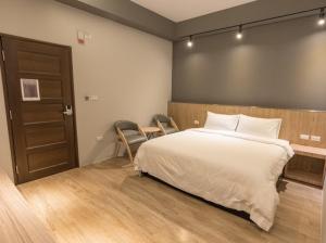 Rúm í herbergi á Yujing B&B 2