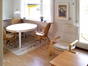 アリンエにある4 person holiday home in Allingeのリビングルーム(テーブル、椅子、テーブル付)
