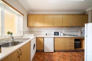 Kuchyňa alebo kuchynka v ubytovaní Family Holiday Apartment - Centrally Located - Vale de Parra