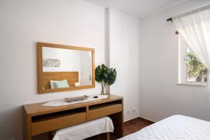 um espelho numa cómoda num quarto em Family Holiday Apartment - Centrally Located - Vale de Parra em Albufeira