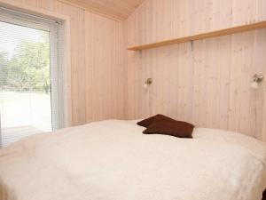 ÅlbækにあるFour-Bedroom Holiday home in Ålbæk 7の窓付きのベッドルーム1室(白いベッド1台付)