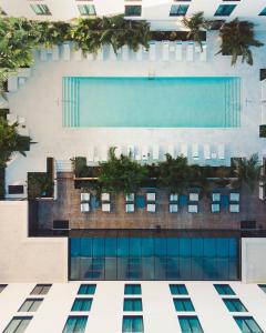 einen Blick über ein Gebäude mit Pool in der Unterkunft Hotel Haya in Tampa