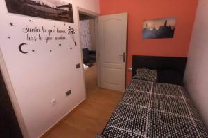 1 Schlafzimmer mit 2 Betten in einem Zimmer mit orangefarbenen Wänden in der Unterkunft Casa Toribio in El Río