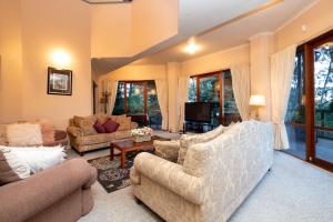 sala de estar con 2 sofás y TV en Risehill House en Kalorama