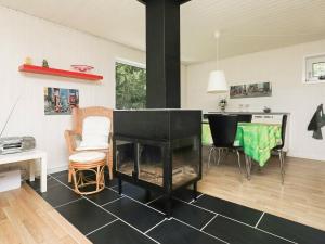 uma sala de estar com um piano e uma sala de jantar em 6 person holiday home in S by em Nordost