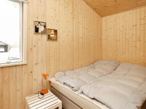 Postel nebo postele na pokoji v ubytování 8 person holiday home in Ålbæk-By Traum