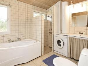 Koupelna v ubytování 8 person holiday home in Ålbæk-By Traum + 26 fotografií