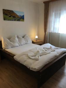 Un pat sau paturi într-o cameră la Gasthaus - Restaurant Simplon va hie