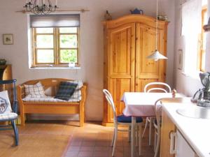 4 person holiday home in Bramming في Bramming: مطبخ مع طاولة وكرسي وطاولة