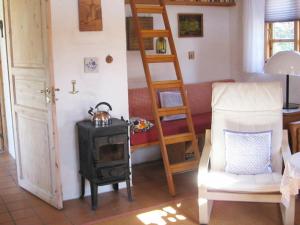 4 person holiday home in Bramming في Bramming: غرفة معيشة بها موقد و سلم