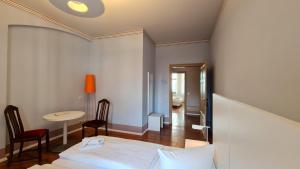 Postel nebo postele na pokoji v ubytování Hotel Cranach-Herberge City Centre