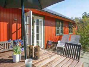 una terraza con 2 sillas y una casa en 6 person holiday home in Nex, en Snogebæk