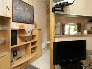 Ansagerにある6 person holiday home in Ansagerのリビングルーム(テレビ、大画面テレビ付)