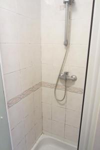 a bathroom with a shower with a sink at Appartement Pour 3/4 Personnes Avec Vue Sur Le Port De Plaisance- Residence Notre-Dame in Capbreton