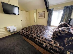 A bed or beds in a room at THE KINGS ARMS INN