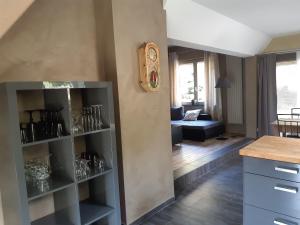 kuchnia i salon z blatem i półkami w obiekcie La Tulipe w mieście Durbuy